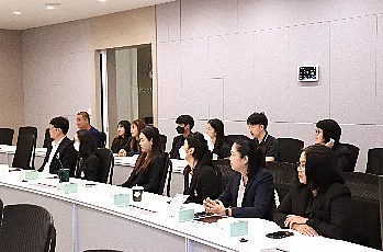 ประชุมการแสดงวิสัยทัศน์และสัมภาษณ์ผู้ตอบรับการทาบทามเพื่อเข้ารับการสรรหาเป็นผู้สมควรดำรงตำแหน่งคณบดีวิทยาลัยการศึกษา