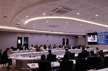 การแสดงวิสัยทัศน์และสัมภาษณ์ผู้ตอบรับการทาบทามเพื่อเข้ารับการสรรหาเป็นผู้สมควรดำรงตำแหน่งคณบดีคณะบริหารธุรกิจและนิเทศศาสตร์ มหาวิทยาลัยพะเยา