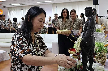 พิธีสระเกล้าดำหัวนายกสภามหาวิทยาลัยพะเยาและกรรมการสภามหาวิทยาลัยผู้ทรงคุณวุฒิ เนื่องในเทศกาลสงกรานต์