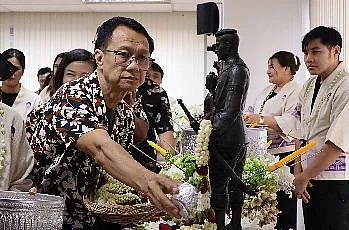 พิธีสระเกล้าดำหัวนายกสภามหาวิทยาลัยพะเยาและกรรมการสภามหาวิทยาลัยผู้ทรงคุณวุฒิ เนื่องในเทศกาลสงกรานต์