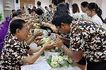 พิธีสระเกล้าดำหัวนายกสภามหาวิทยาลัยพะเยาและกรรมการสภามหาวิทยาลัยผู้ทรงคุณวุฒิ เนื่องในเทศกาลสงกรานต์