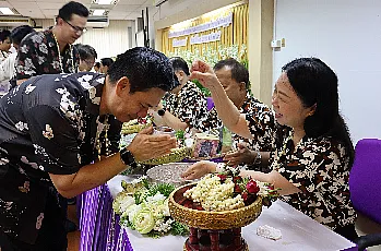 พิธีสระเกล้าดำหัวนายกสภามหาวิทยาลัยพะเยาและกรรมการสภามหาวิทยาลัยผู้ทรงคุณวุฒิ เนื่องในเทศกาลสงกรานต์