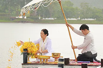  ผู้อำนวยการสำนักงานสภามหาวิทยาลัยพะเยาเข้าร่วมพิธีตักน้ำและเจริญพระพุทธมนต์น้ำสรงพระธาตุจอมทอง
